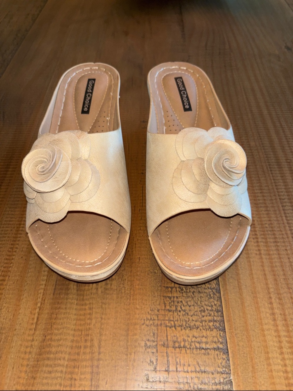 Good Choice Cream Floral Rosette Slide Mules new without box size 6